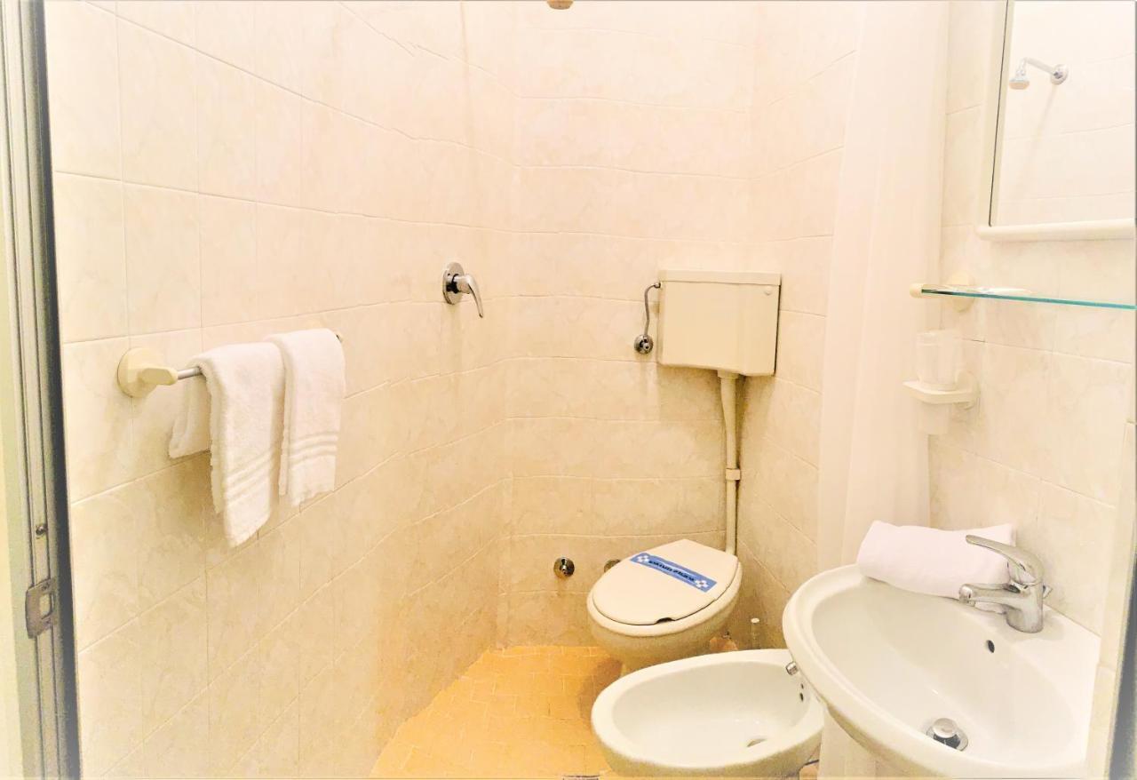 Urania Hotel Fogliano Marina Kültér fotó
