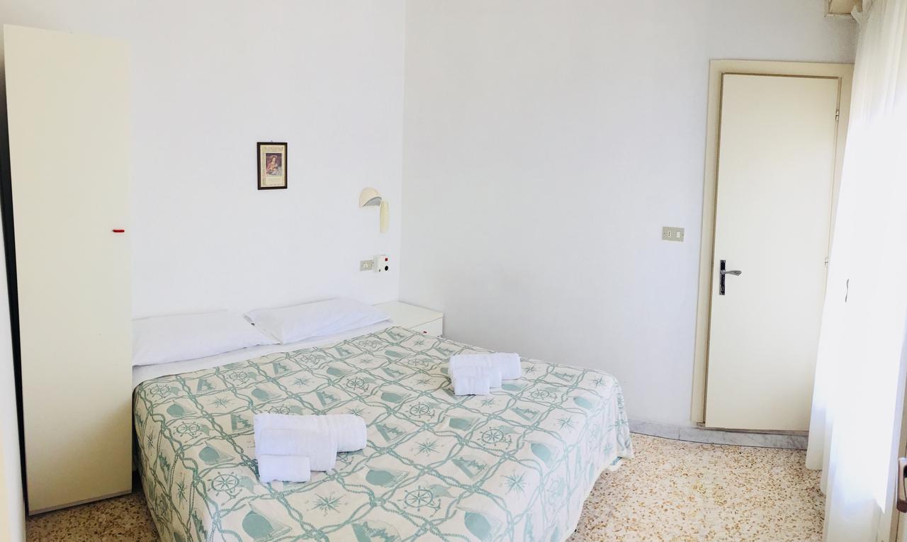 Urania Hotel Fogliano Marina Kültér fotó