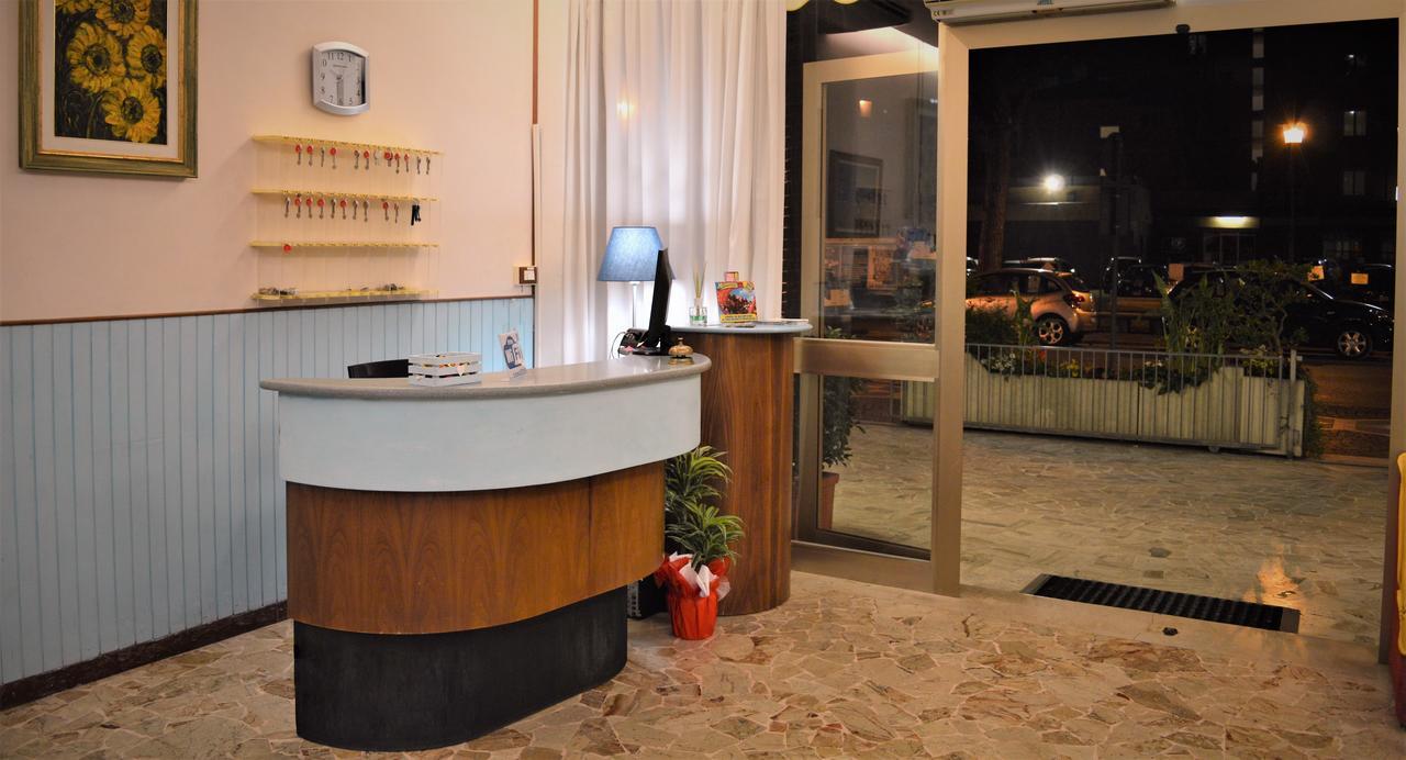 Urania Hotel Fogliano Marina Kültér fotó