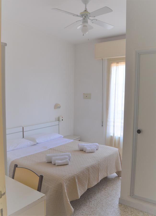 Urania Hotel Fogliano Marina Kültér fotó