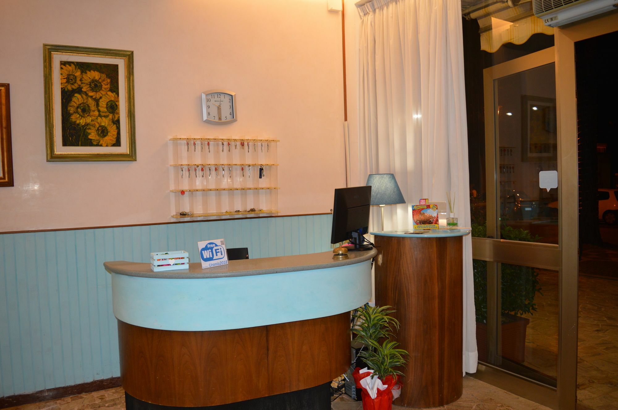 Urania Hotel Fogliano Marina Kültér fotó