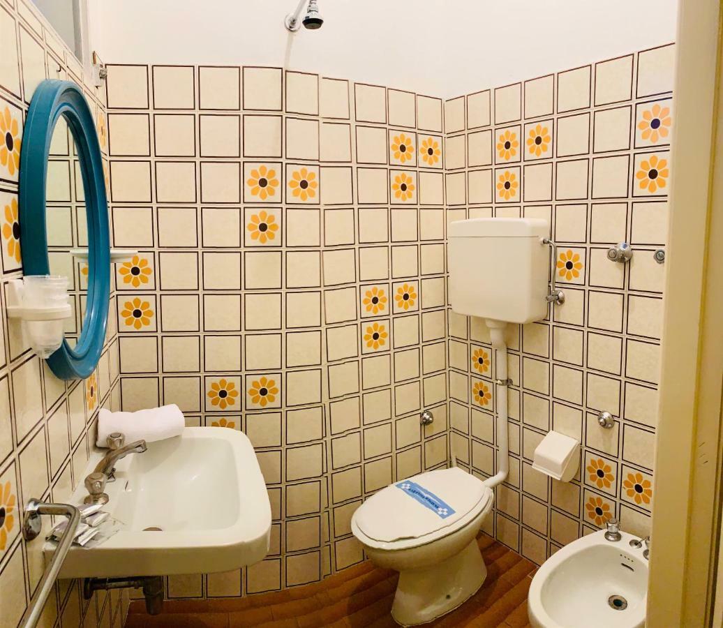 Urania Hotel Fogliano Marina Kültér fotó